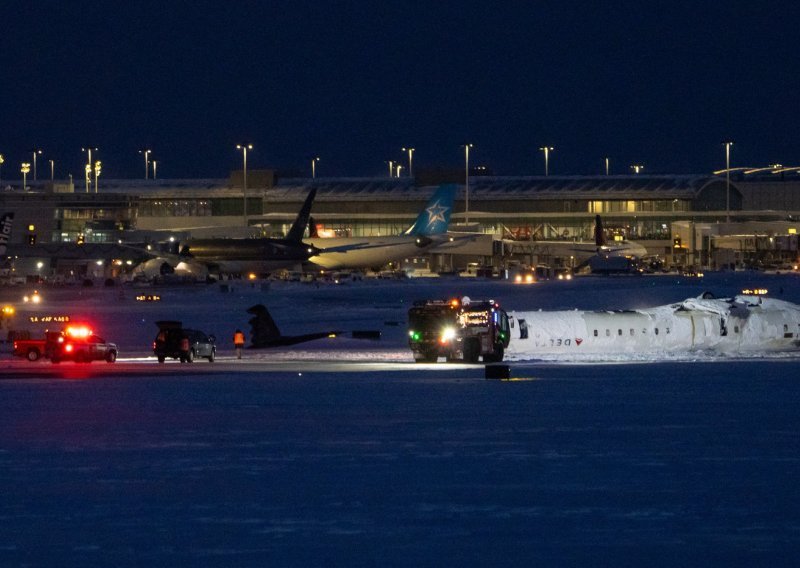 Avion Delta Airlinesa prevrnuo se na krov pri slijetanju na snijegom prekrivenu pistu u Torontu