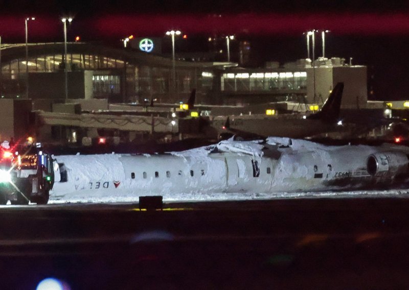 Pravo je čudo da nema poginulih u Torontu; Širi se video: Avion se srušio, visim naglavačke!