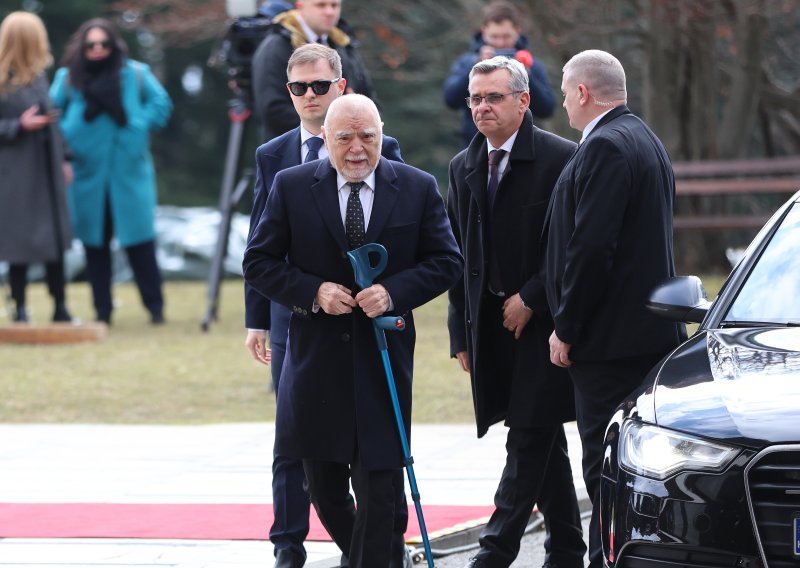 Stjepan Mesić na inauguraciju stigao u pratnji zgodnog unuka