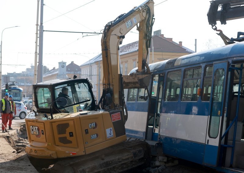 Tramvaj visi o žici nakon sudara: 'Sam Bog nas je spasio. Svi smo odletjeli na drugu stranu!'