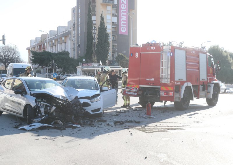 Sudarila se dva automobila i vatrogasno vozilo, ima i ozlijeđenih