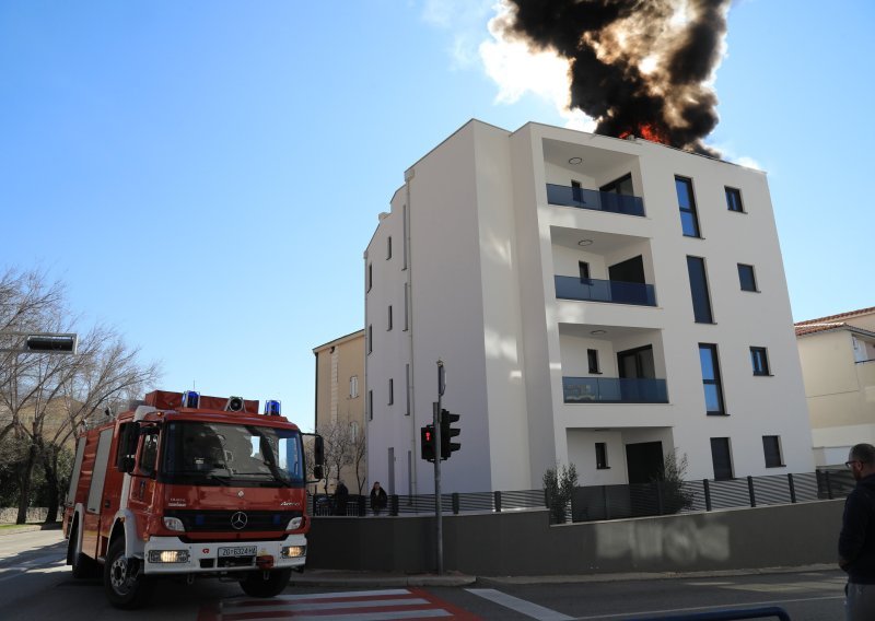 Požar na krovu nove stambene zgrade u Makarskoj