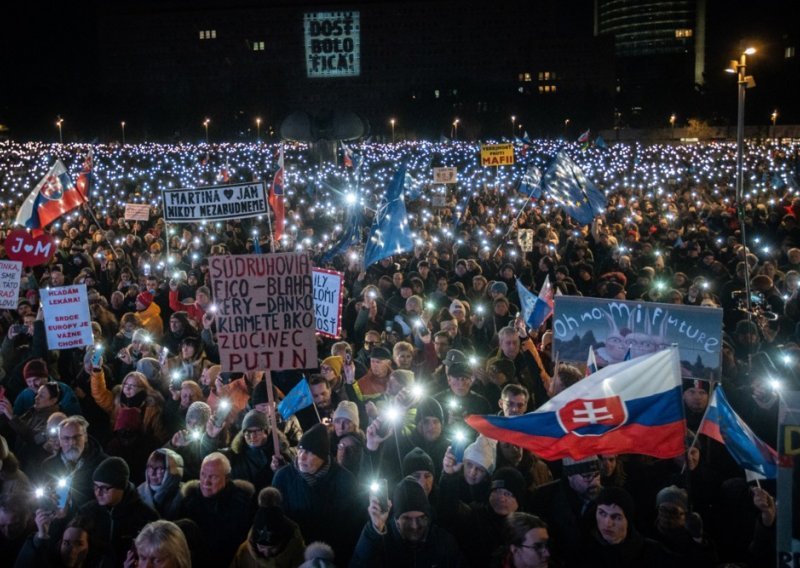 Ponavlja li se povijest? Slovaci traže ostavku Fica na godišnjicu čina zbog kojeg je smijenjen