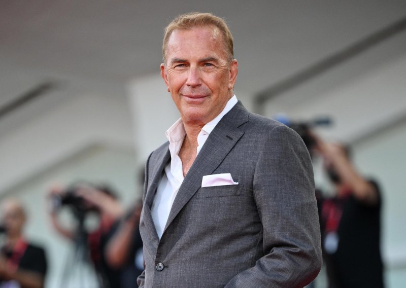 Prije 30 godina dao joj je 80 milijuna dolara: Kevin Costner utjehu je našao u bivšoj