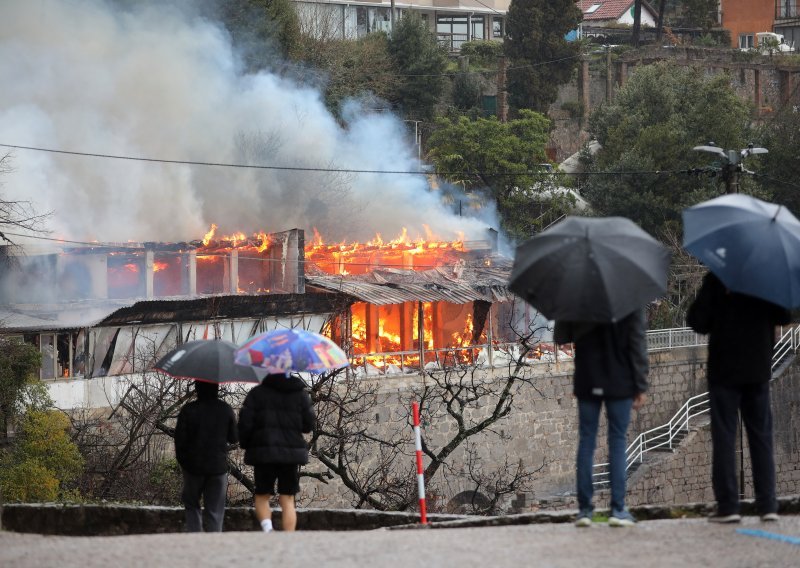 Buknuo požar u nekadašnjem restoranu u Voloskom, vatrogasci izvukli plinske boce