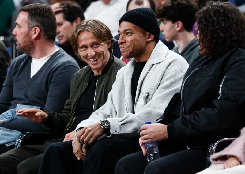 Luka Modrić i Kylian Mbappe iz prvog reda gledali kako Real pobjeđuje Barcelonu