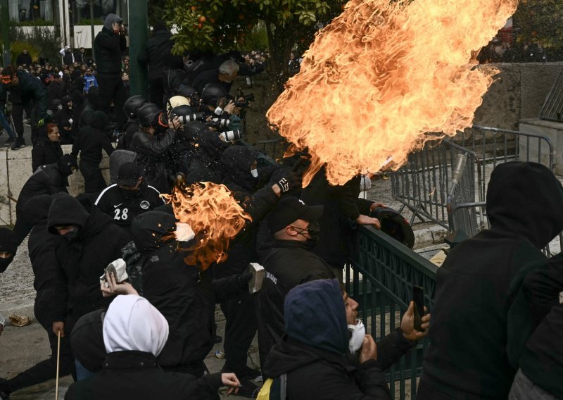 FOTO Neredi u Grčkoj, prosvjednici napali policiju: 'To nije bila nesreća, bilo je to ubojstvo'