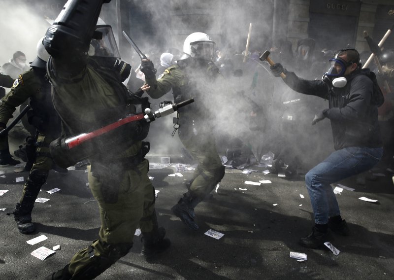 Grci na ulicama, molotovljevim koktelima krenuli na policiju: 'Uvijek se pojavi čudovište korumpirane moći'