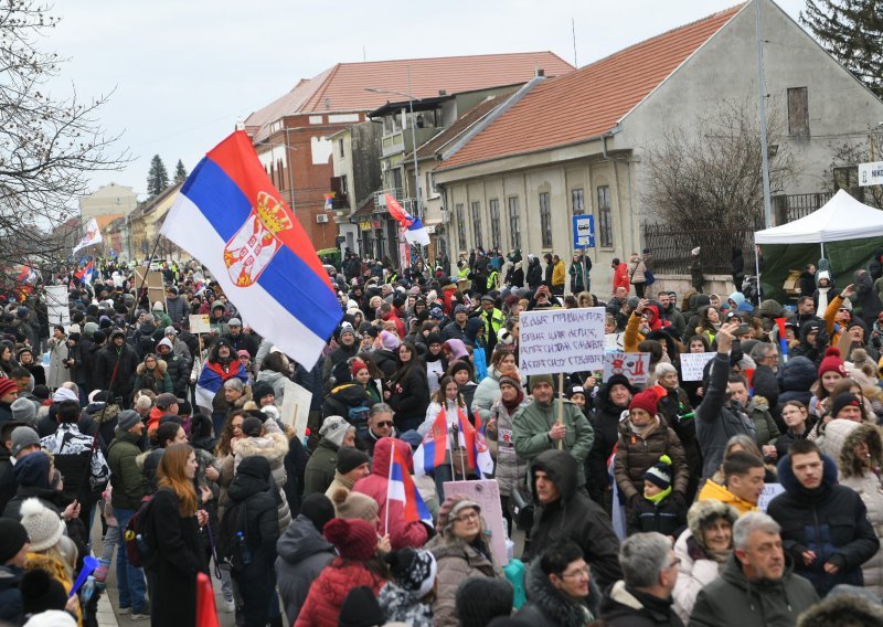 Tisuće dočekale studente u Nišu crvenim tepihom, za sutra najavljen veliki prosvjed