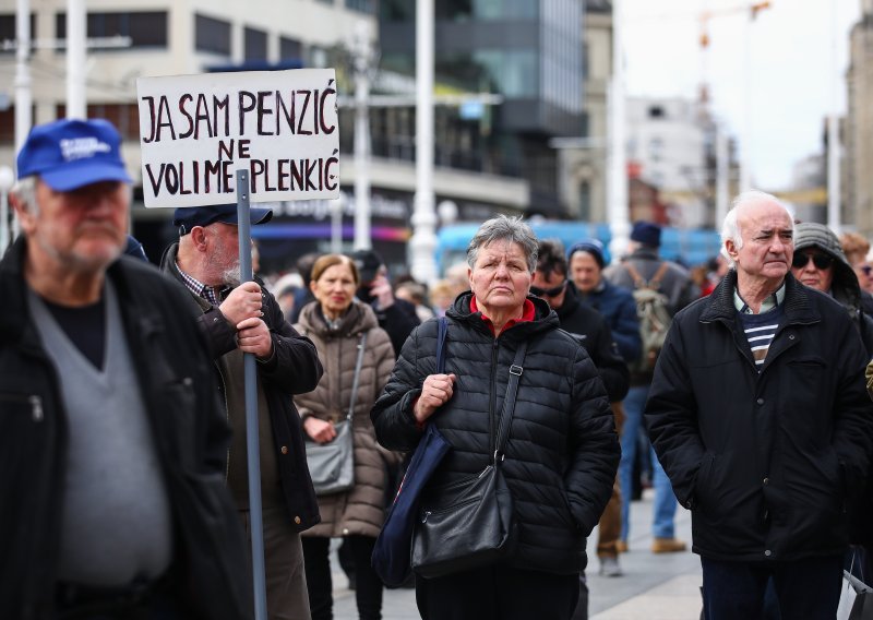 Prosvjed umirovljenika u centru Zagreba: 'Plenkoviću, odstupi, nemaš parlamentarnu većinu!'