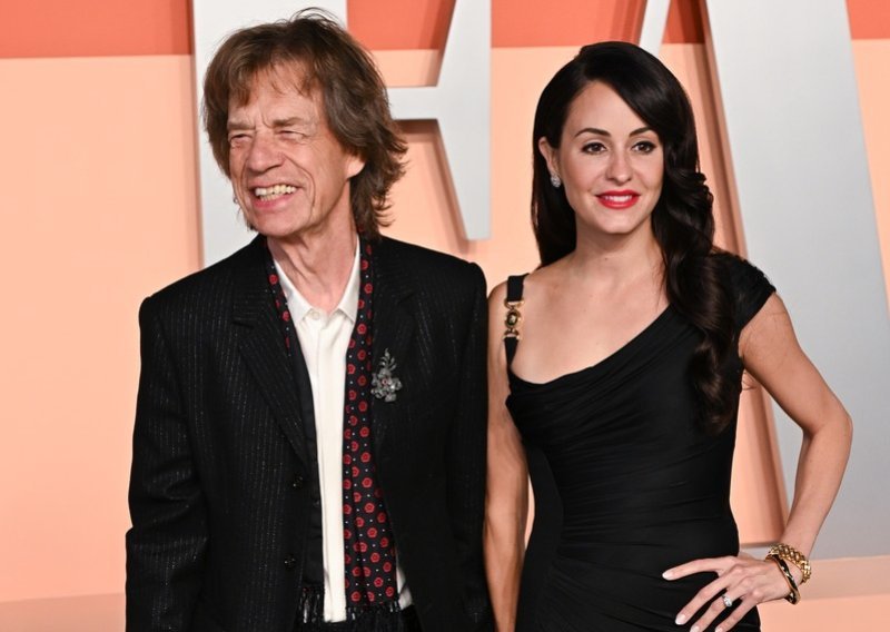 Mick Jagger nije mogao skinuti ruke sa svoje 44 godine mlađe partnerice