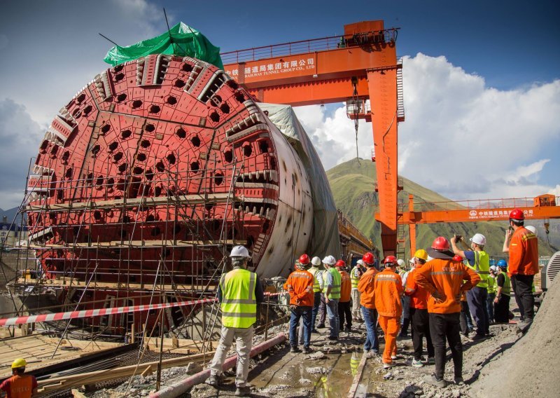 Zašto Kinezi grade novi put prema Rusiji? Stijene buše 'čudovištem' promjera 15 metara