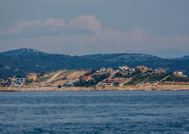 Ova općina lani je na kobasice potrošila 36.000 eura, a sad je u središtu javnosti zbog devastacije plaže