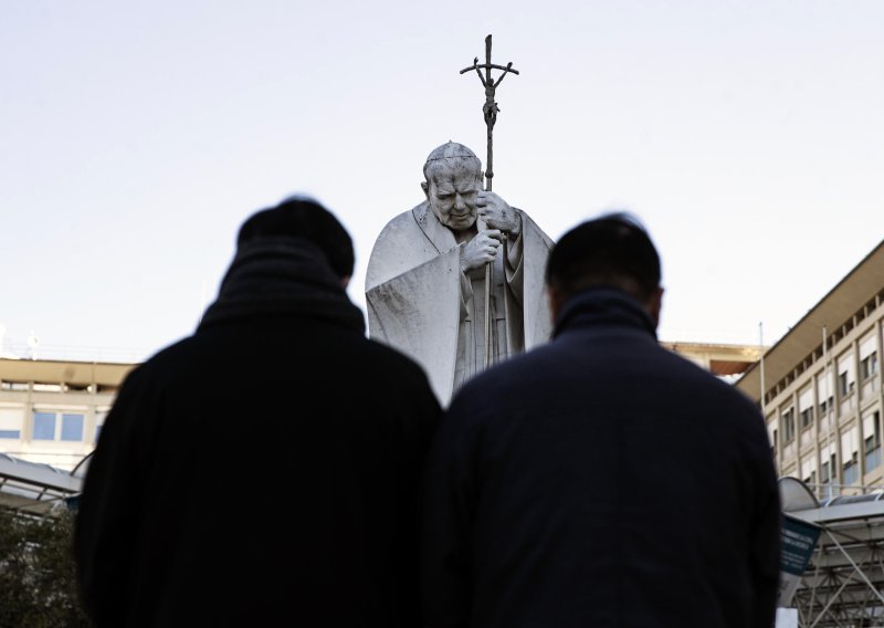 Korizma počela bez pape Franje: Nema temperaturu i lucidan je