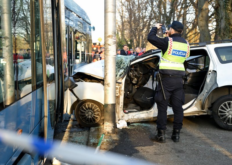 Teška prometna u Zagrebu: Sudarili se tramvaj i taksi