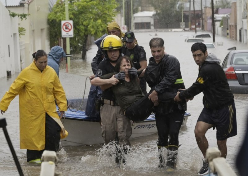 Poplave u Argentini: Najmanje 10 mrtvih, majke s bebama bježale iz bolnice