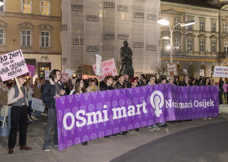 Noćni marš u Osijeku pod sloganom 'Žena s glasom'