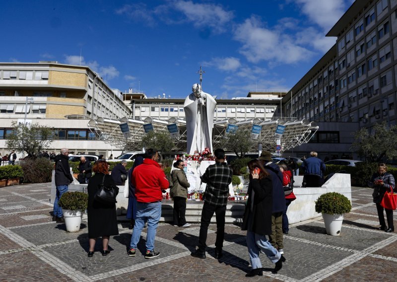 Optimistične prognoze: Papa više nije u životnoj opasnosti