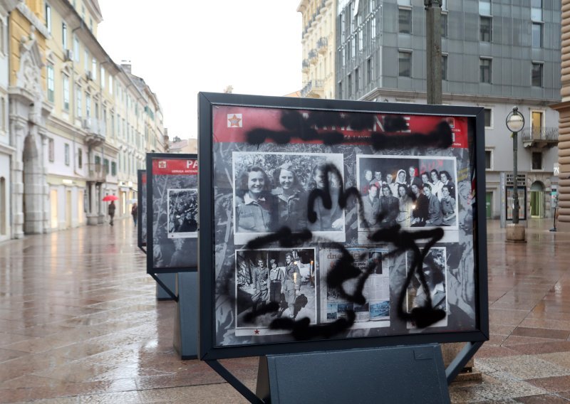 Vandali uništili izložbu 'Partizanke' na Korzu