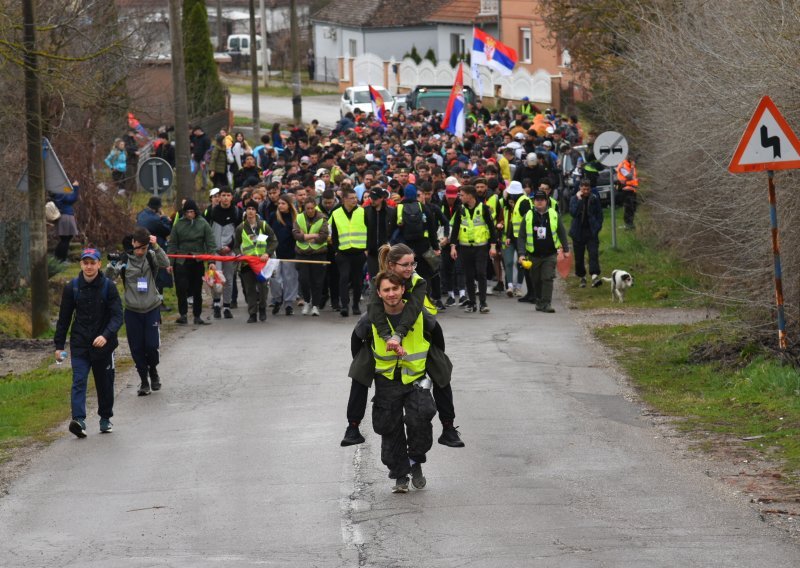 Pogledajte u kakvim uvjetima stotine srbijanskih studenata pješače prema Beogradu