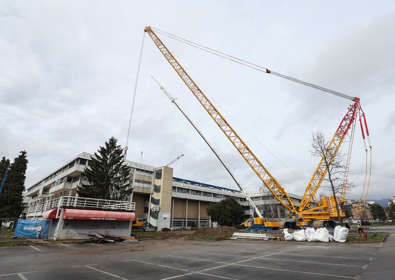 Pogledajte kako na Domu sportova radi grdosija od 650 tona