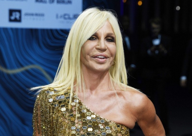 Donatella Versace je žrtveni jarac: Ne smije više koristiti prezime, a ni dizajnirati