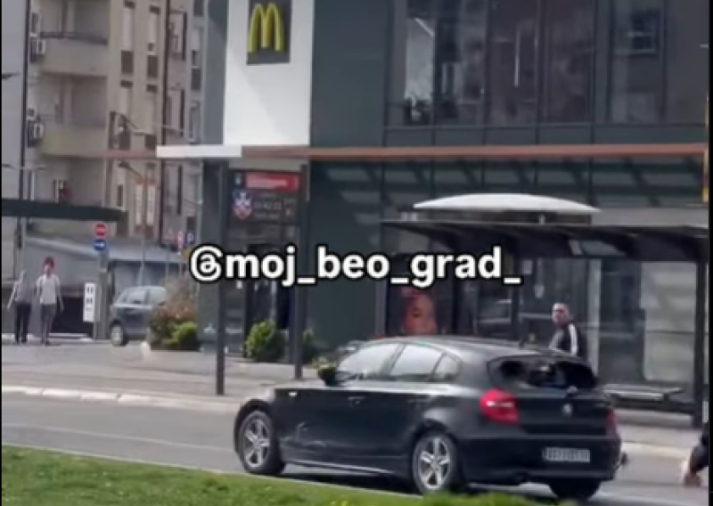 [UZNEMIRUJUĆI VIDEO] Automobilom se zabio na prosvjednike u Beogradu, brzo uhićen