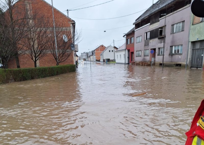 Kiša poplavila dio Gline: 'Ovo se do sada nije događalo'