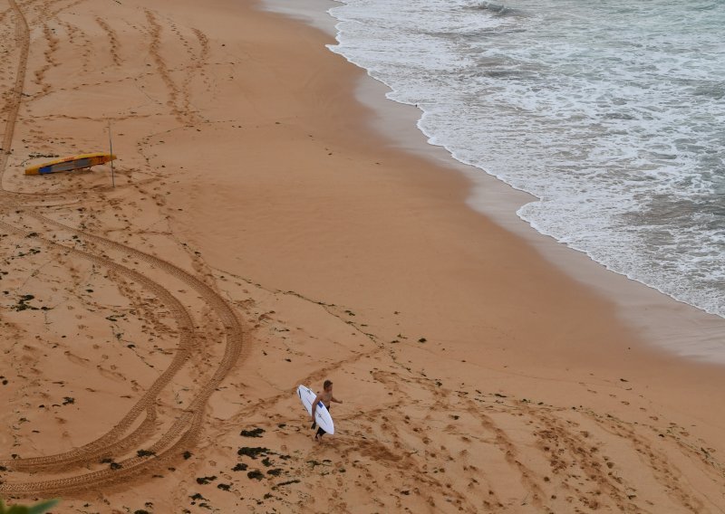 Misteriozna pjena proširila se plažama u Australiji, obolijevaju surferi, ribe, hobotnice...