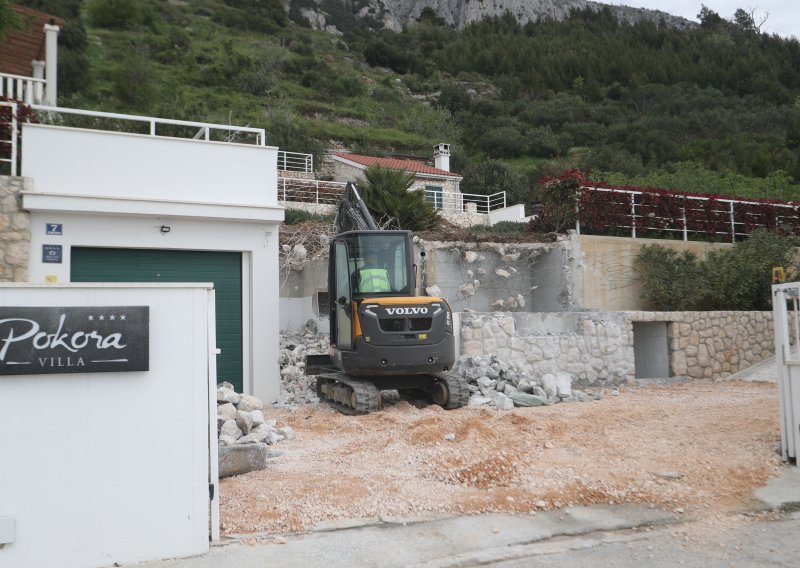 Šef Hrvatskih cesta sam ruši bespravno sagrađen bazen i garažu kod Omiša