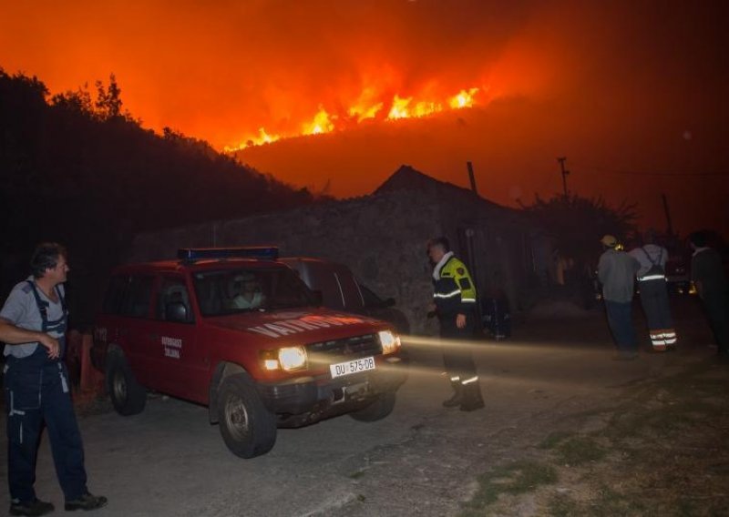 Kuće obranjene - stotine vatrogasaca nastavljaju borbu