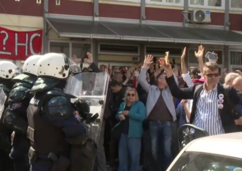 Burno u Novom Sadu: Policija pendrecima tukla studente i građane ispred fakulteta, ima ozlijeđenih