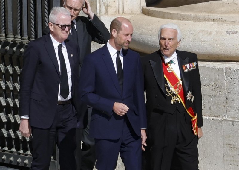 Evo zašto su samo princ William i danska kraljica bili bez pratnje na papinom sprovodu
