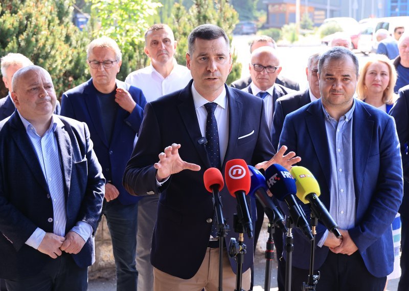 Herman predao potpise: 'Vratit ćemo život prije Tomaševićevog 4-godišnjeg košmara'