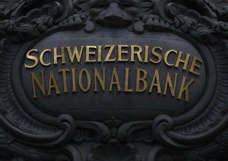 SNB zadržao minimalni tečaj 'švicarca'