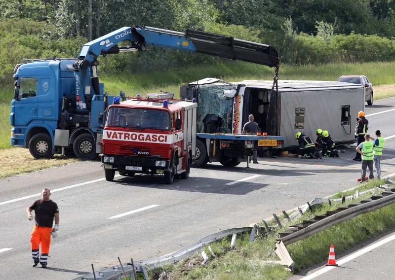 U teškoj nesreći na A3 dvije poginule i 31 ozlijeđena osoba