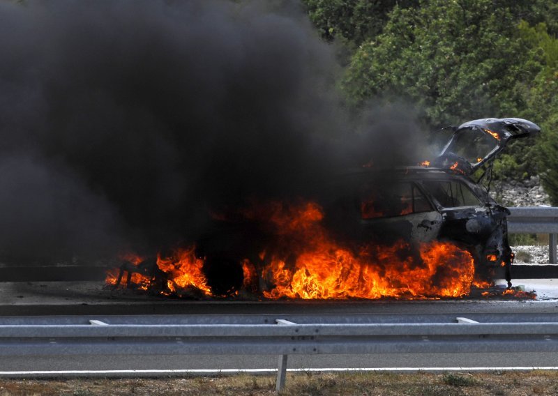 Dva automobila izgorjela na parkiralištu