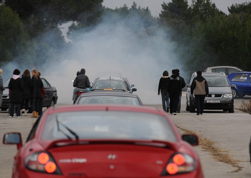 Na ilegalnoj utrci auto sletio u provaliju i izgorio