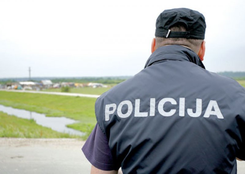 Policajca udario bocom u glavu