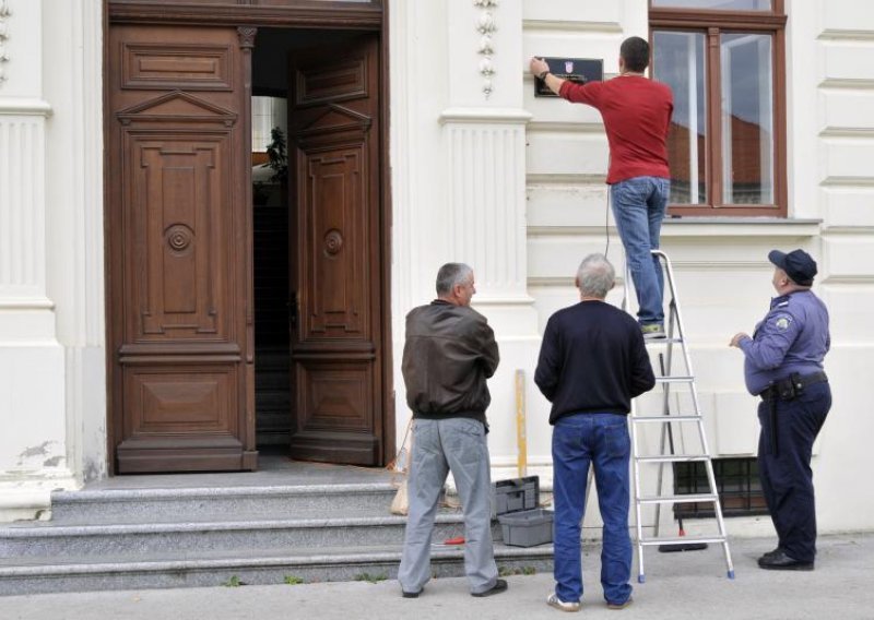 S Prekršajnog suda noćas odnešena dvojezična ploča