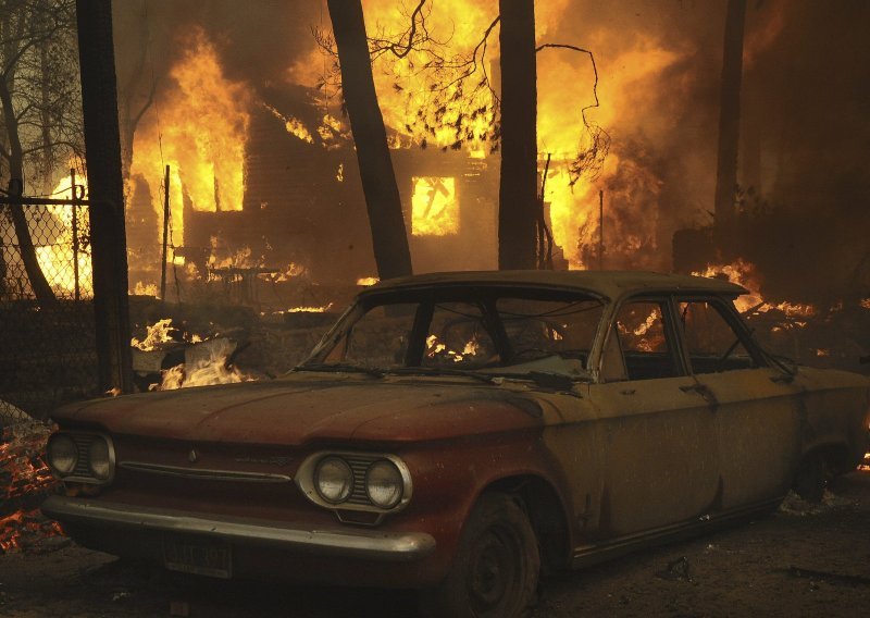 U Kaliforniji zbog požara evakuirano 4.000 domova