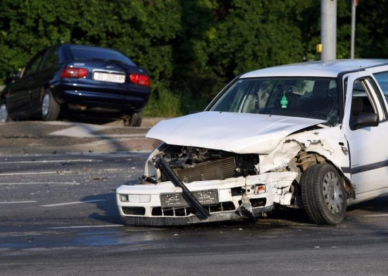 U sudaru dvaju automobila četvero ozlijeđenih