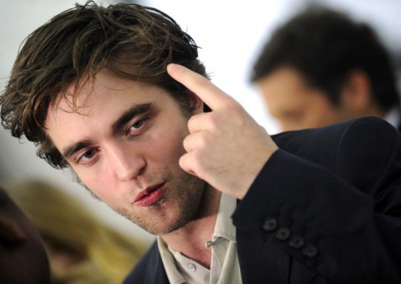 Robert Pattinson grize nokte