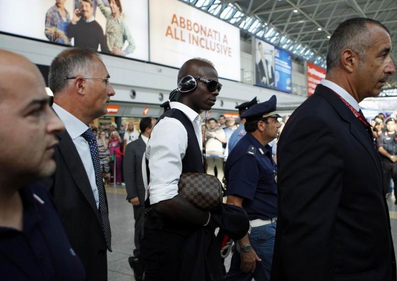 Balotelli se od navijača skrivao u WC-u