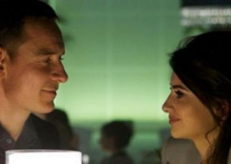 Michael Fassbender i Penelope Cruz u strastvenom zagrljaju