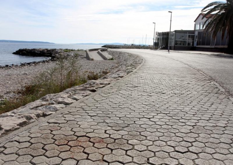 Preminula žena koja je kamenom izudarana na plaži