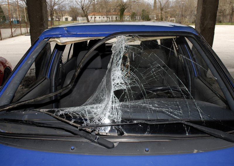 Pješak poginuo u naletu automobila