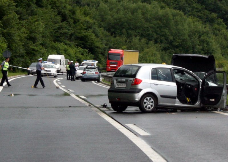 Jedan poginuo u sudaru triju automobila