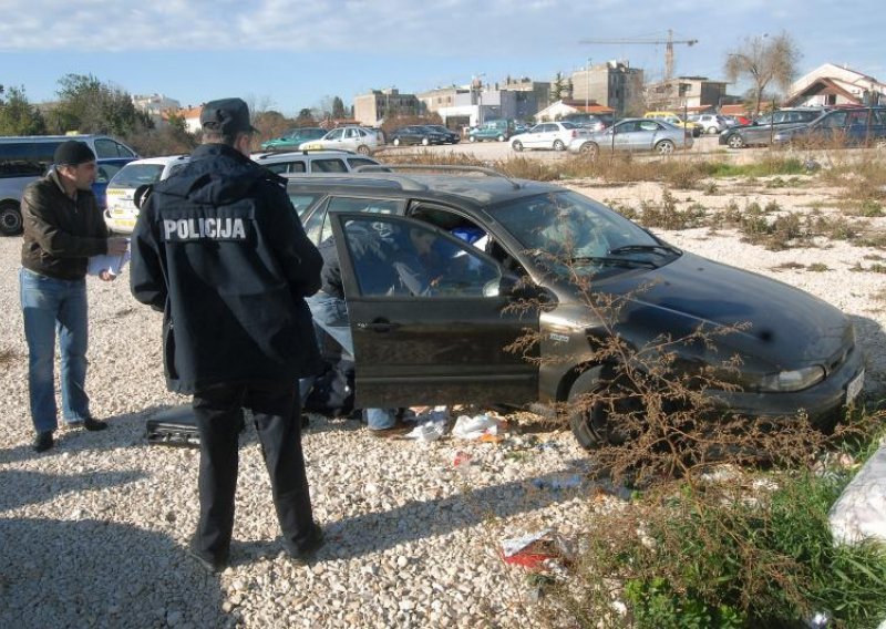 Pronađeno tijelo beskućnika koji je živio u napuštenom automobilu