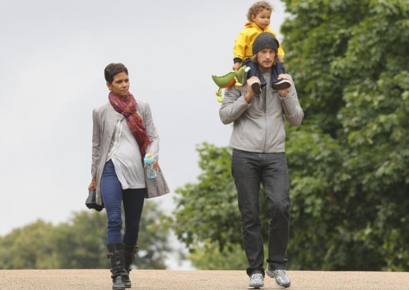 Halle Berry rastrgana između dva dečka